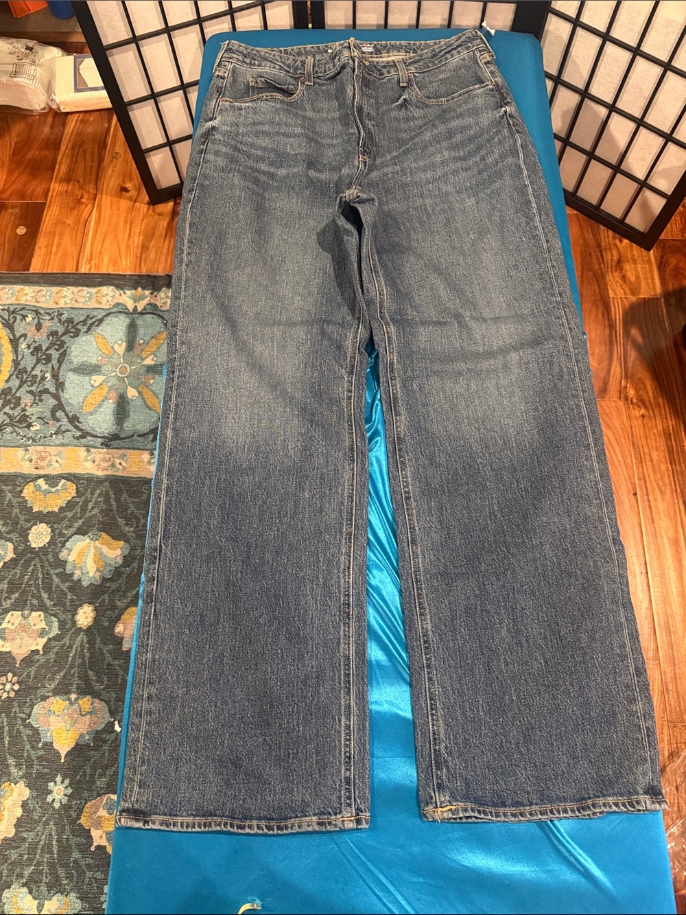 Old Navy woman’s Straight  extra high rise wide leg Jeans in Medium Blue (G1)